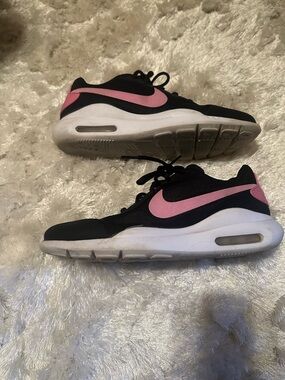 Nike Air Black with Pink Accents Athletic Sneakers and White Soles Girls Size 7Y
